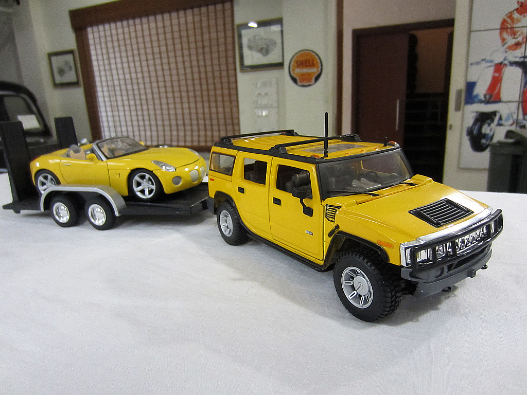 Hummer H2 with Pontiac Solstice 2006 in trailer